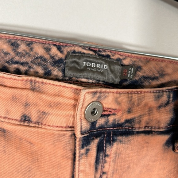 Torrid Mid Rise Midi Stretch Coral Acid Wash Denim Shorts - Picture 3 of 11